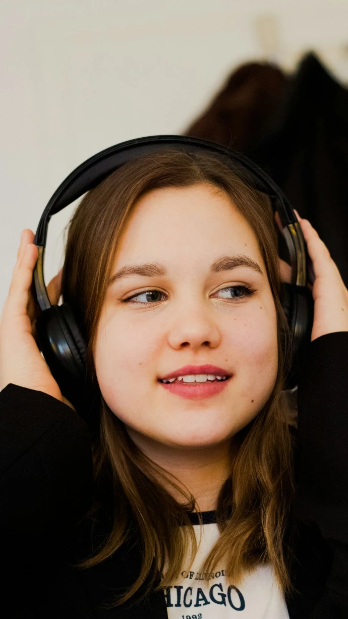 uma garota com fones de ouvido nos ouvidos
